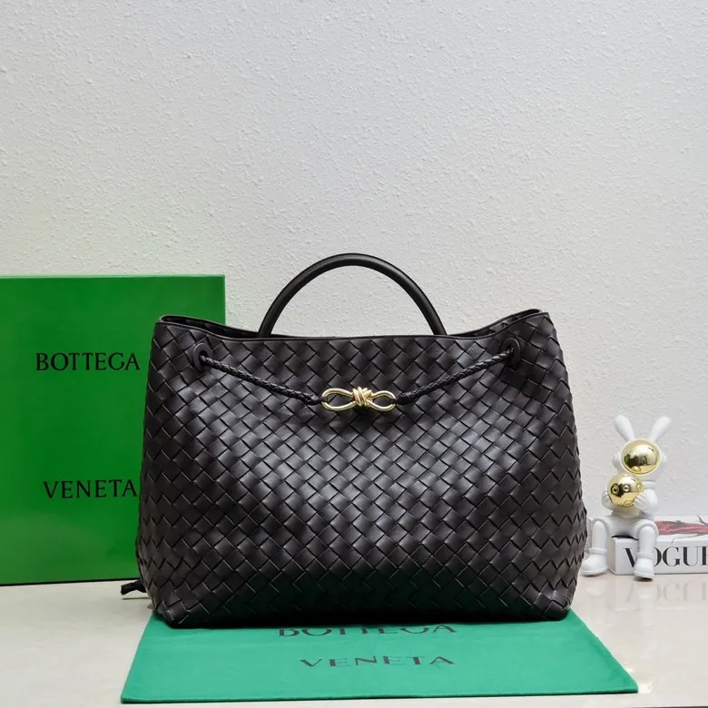 Batch 3760 #Bottega Veneta 2023 spring and summer new Andiamo handbag, many stars have the same style 🎈 Classic full-body leather weaving with golden knot buckle, stable and chic enough [satisfied] The whole body is made of Nappa sheep leather, comfortable, soft and dynamic. The sliding metal knot buckle can adjust the shoulder strap, single shoulder/handbag/crossbody, multiple carrying methods, large bag capacity, suitable for commuting/daily/traveling This bag is divided into small/medium/large sizes. There is always one that suits you, so take it with you🎀🎀 Size: 45*22*34, model: 5543#